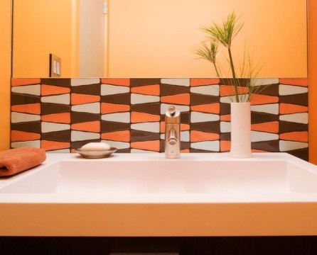 Pomarańczowa mieszanka w projektowaniu łazienki