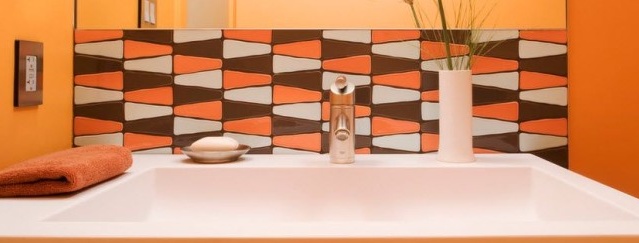 Mezcla naranja en diseño de baño