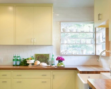 Κίτρινο εσωτερικό της κουζίνας - ακτίνες του ήλιου στο διαμέρισμα
