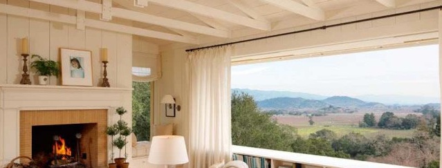 Utformingen av vinduet på soverommet er nøkkelen til komfort og fred