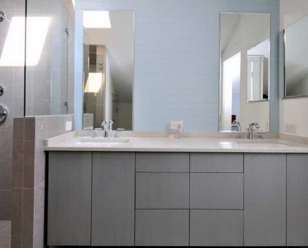 A gray bathroom filled with harmony - a natural pearl