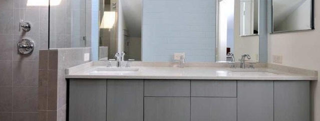 Um banheiro cinza cheio de harmonia - uma pérola natural