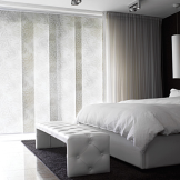 Utsökt interiör är fäst på japanska gardiner med ett delikat mönster.