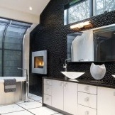 Elegante y atemporal combinación de blanco y negro en el interior del baño.