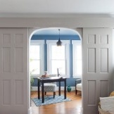 Piękne połączenie kolorów sufitu i drzwi