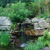 Em um pequeno quintal, o design da cachoeira deve ser simples