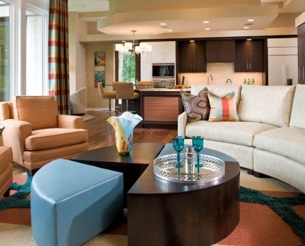 Möbel sind ein wichtiger Akzent für ein rundes Wohnzimmer