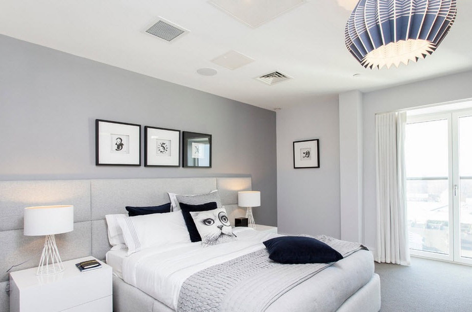 Blå farge i interiør i grått soverom