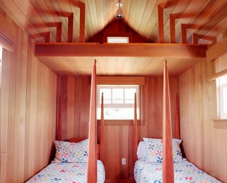 Katil tunggal di dalam bilik tidur kecil
