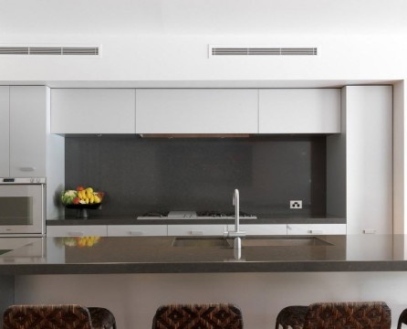 Vægten i design af moderne køkkener er på møbler