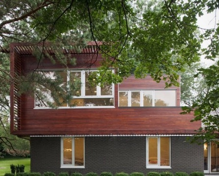 Casa de teulada plana de dos pisos