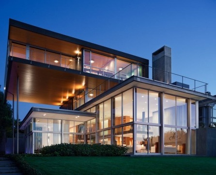 Casa com janelas panorâmicas e telhado plano