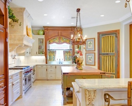 Moderne kjøkken med rustikke elementer.