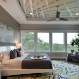 Veliki prozori - najbolje rješenje za unutrašnjost sive spavaće sobe