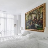 Sniegbalta guļamistaba ar lielu attēlu