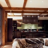 Luxusní interiér kuchyně s pohovkou