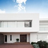 Wit huis met twee verdiepingen