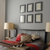 The combination of gray with bright colors in the interior of the bedroom