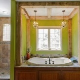 Koupelna s dřevěnými prvky.