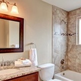 Mur de granit dans la salle de bain