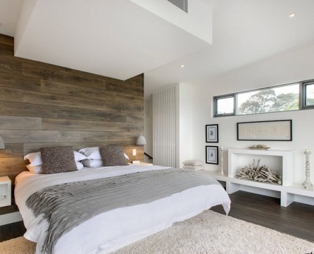 La combinación de paredes blancas con molduras de madera.