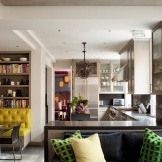 Κίτρινος καναπές - φωτεινή προφορά στο εσωτερικό της κουζίνας