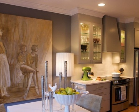 Stilig kjøkkeninnredning med grå vegger