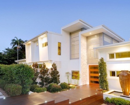 Snövitt hus i stil med minimalism