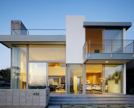 Hus i minimalistisk stil med metalelementer.