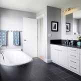 en kombinasjon av hvitt og svart på interiøret på badet