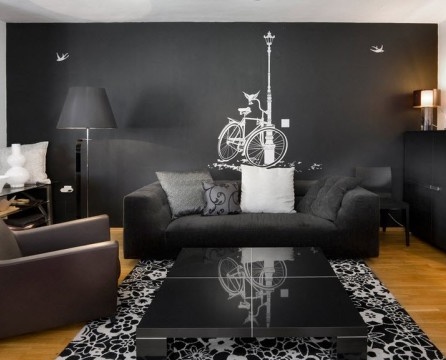 Obývací pokoj s černou stěnou