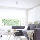 Stor stue med hvite vegger