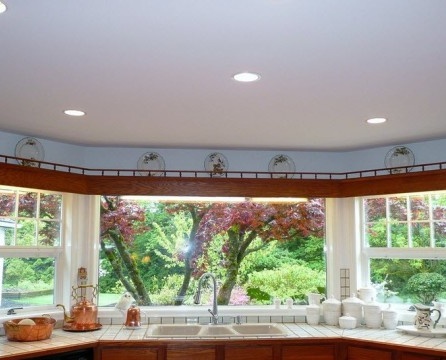 Fenêtre panoramique dans la cuisine
