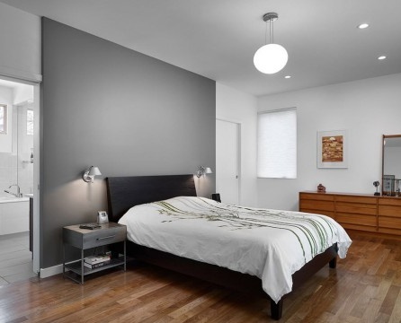 Kombinasjonen av grå og svarte farger i det indre av soverommet