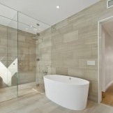 Homogeeninen verhous kylpyhuoneen lattialle ja seinille