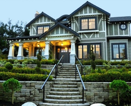 Veľký dom so sivými fasádami