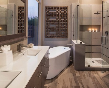 Erdvus vonios kambarys su kontrastingais baldais
