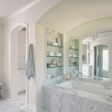 Prestatges de marbre al bany