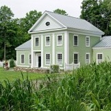 Gyönyörű világos zöld ház fehér díszítéssel
