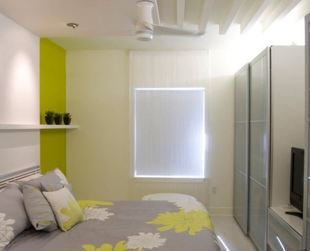 Modern yatak odasının tasarımı minimalizm ilkelerini takip eder