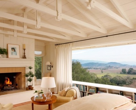Panoramavinduer i et hus laget av tømmer