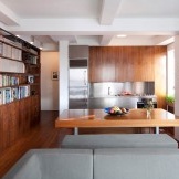 Sofa i interiøret laget i stil med minimalisme