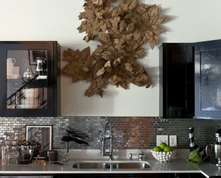 Praktisk, stilig og harmonisk dekorasjon av veggene på kjøkkenet