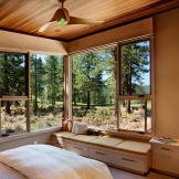 Dřevěný interiér a velká okna