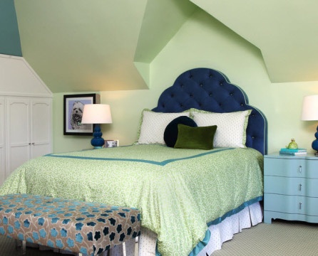 Elegantes Bett mit blauem Kopfteil