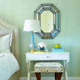 Smaragdfärg i designen av ett litet rum