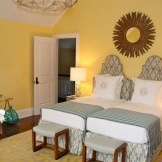 Dormitorio en colores soleados
