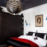 Soffitto nero e pareti bianche - interni eleganti della camera da letto