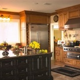 Veldig vakkert kjøkken med kjøleskap, innebygde møbler
