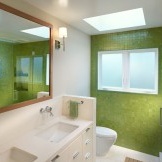 Spilgts vannas istabas interjers ar baltu un zaļu toņu kombināciju